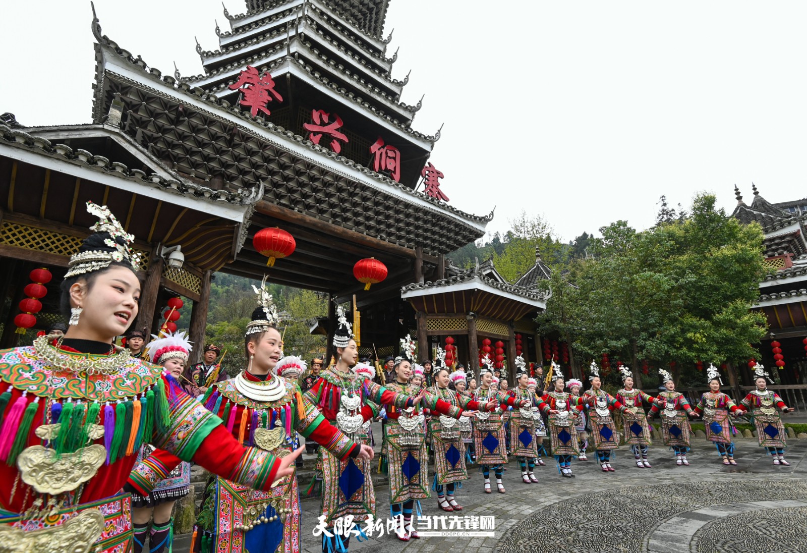 在黔東南州黎平縣肇興侗寨的大門，侗族群眾正在演唱侗族大歌。.jpg