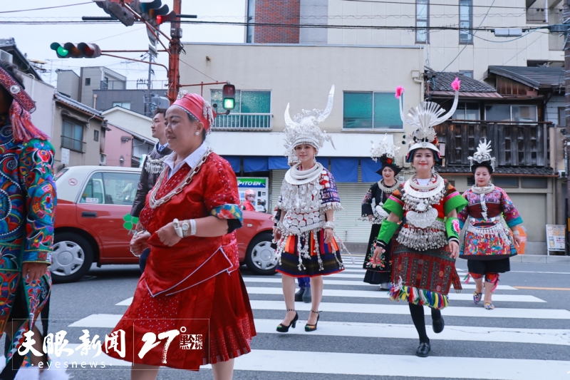 貴州“村T”在日本大阪參加走秀。古阿新供圖.jpg