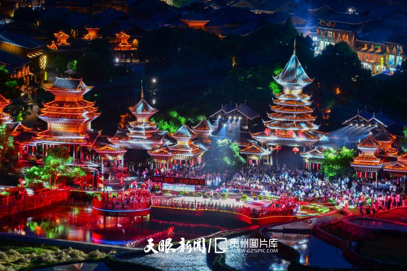 2025年5月1日，侗族群眾在黎平縣肇興侗寨為游客演唱侗族大歌。盧忠南 攝.jpg