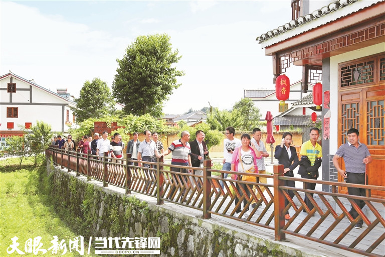 花茂村鄉(xiāng)愁小道上游人如織。 朱小松 攝.jpg