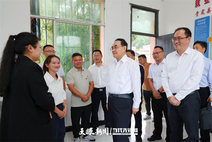 DPCL8774-1----圖為徐麟在貴定縣云霧鎮(zhèn)擺谷村村委會與工作人員交流，了解基層工作人員的工作和生活情況。貴州日報(bào)天眼新聞記者 杜朋城 攝影.jpg