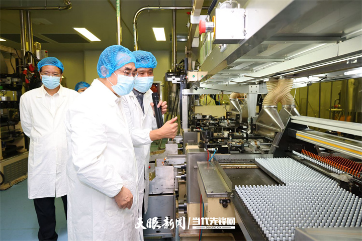 DPCL9457-1----圖為徐麟在都勻市貴州廣得利醫(yī)藥用品公司生產(chǎn)車間考察，了解企業(yè)生產(chǎn)經(jīng)營情況。貴州日報(bào)天眼新聞記者 杜朋城 攝影.jpg
