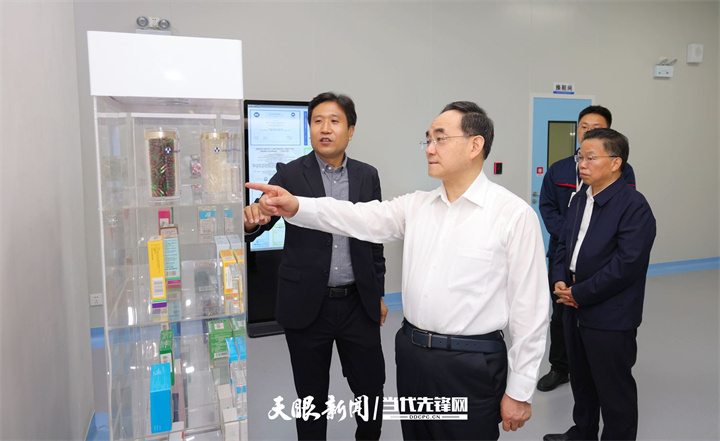 DPCL9321-1----圖為徐麟在都勻市貴州廣得利醫(yī)藥用品公司察看產(chǎn)品展示，了解企業(yè)運(yùn)營發(fā)展及技術(shù)研發(fā)情況。貴州日報(bào)天眼新聞記者 杜朋城 攝影.jpg