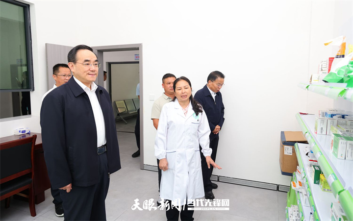 DPCL8612-1----圖為徐麟在貴定縣云霧鎮(zhèn)擺谷村衛(wèi)生室考察，了解藥物配備、村醫(yī)待遇保障等情況。貴州日報(bào)天眼新聞記者 杜朋城 攝影.jpg