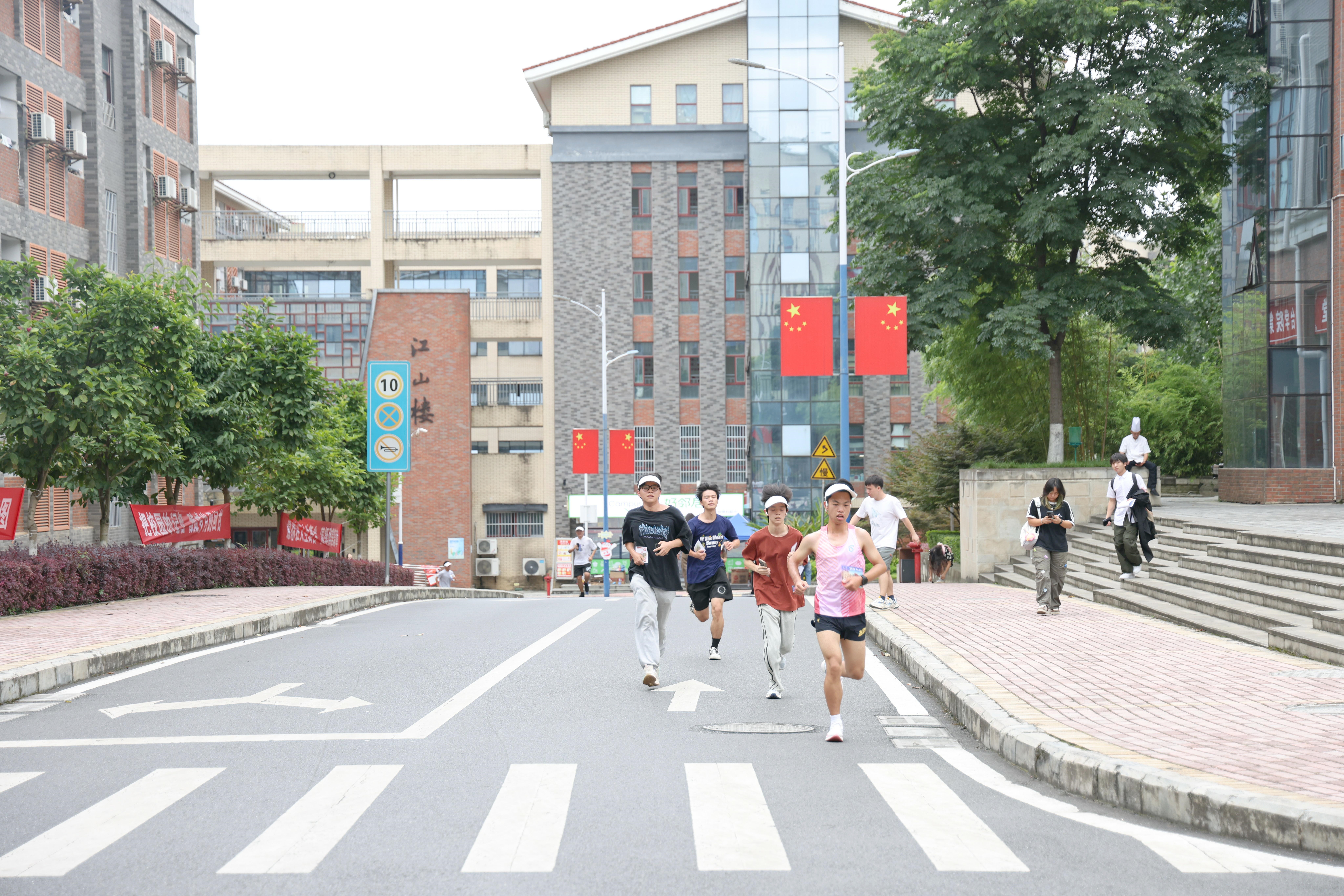 中國(guó)茅臺(tái)國(guó)之棟梁校園公益跑照片28.jpg