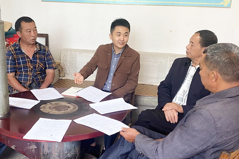 韓宇與回龍組議事小組成員商量“兩清兩改兩治理”工作。（匯川區(qū)委組織部供圖）.jpg