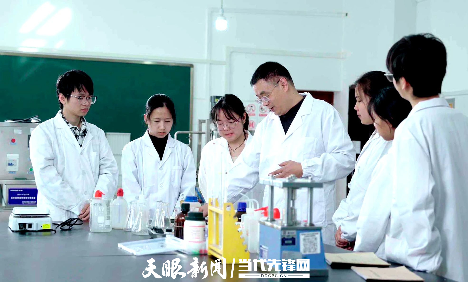 孔德順帶領(lǐng)團隊開展技術(shù)攻關(guān).jpg
