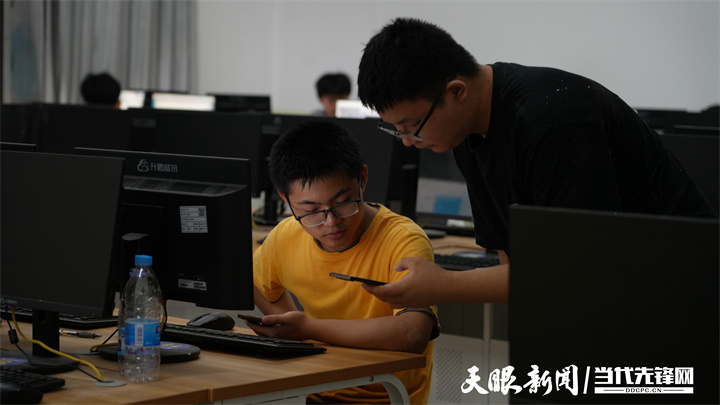 榕江縣第一中學(xué)2025屆畢業(yè)生正在填報(bào)志愿。.jpg