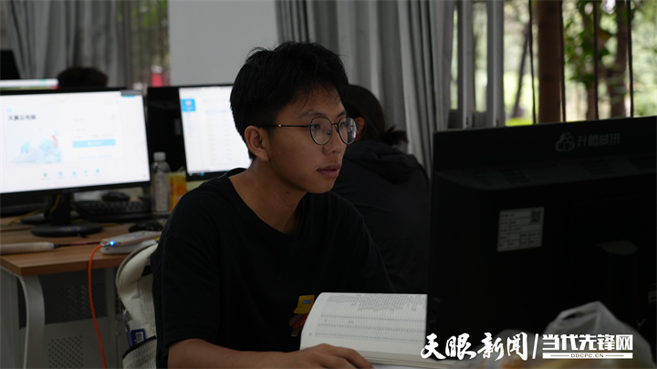 榕江縣第一中學(xué)2025屆畢業(yè)生正在填報(bào)志愿.jpg