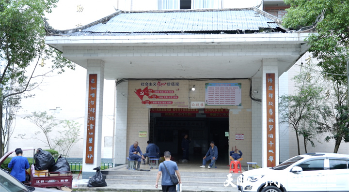 正在榕江縣第一中學(xué)內(nèi)休息的南方電網(wǎng)工作人員.jpg