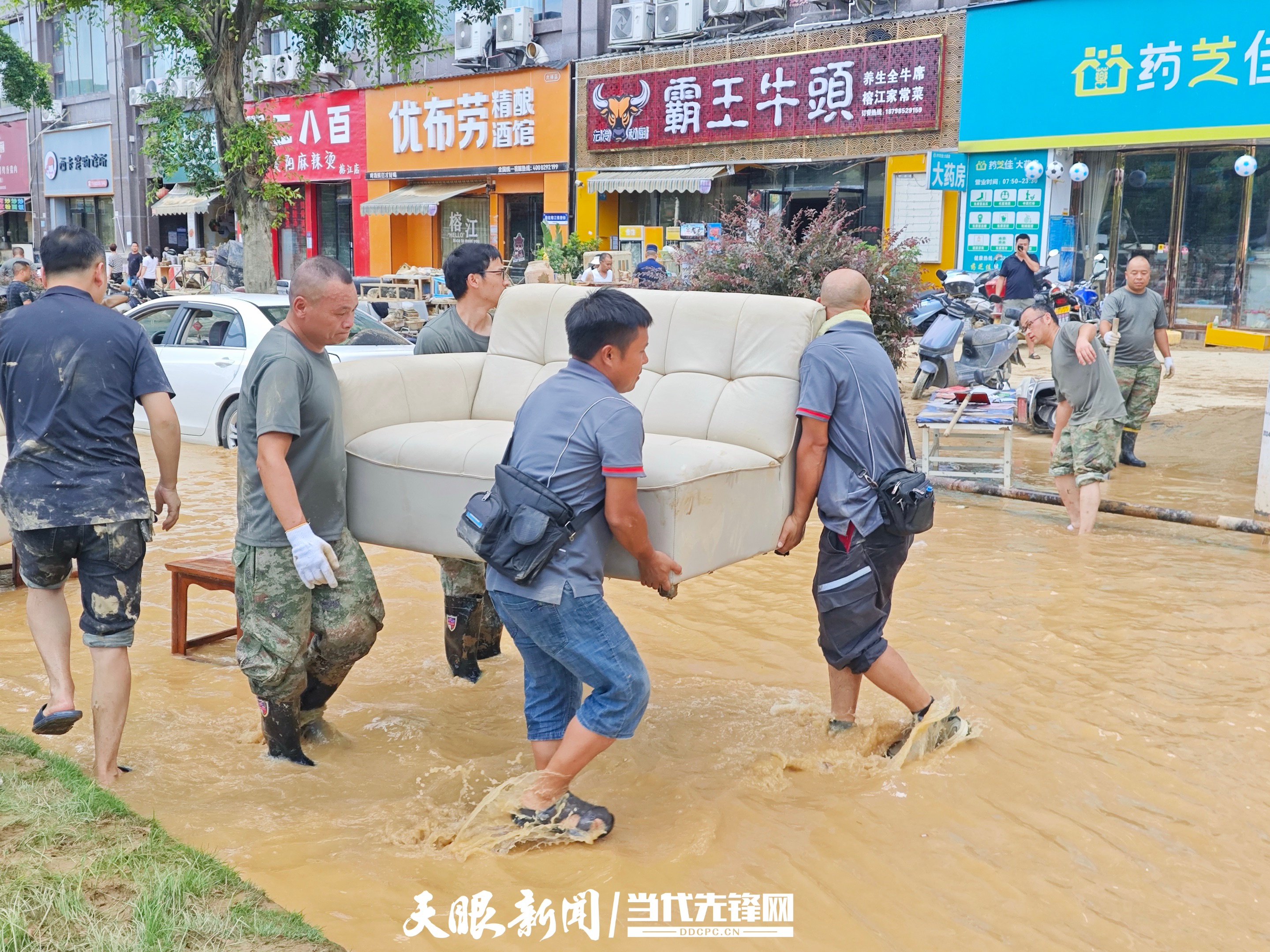 小哥幫群眾搶救搬運物資.jpg