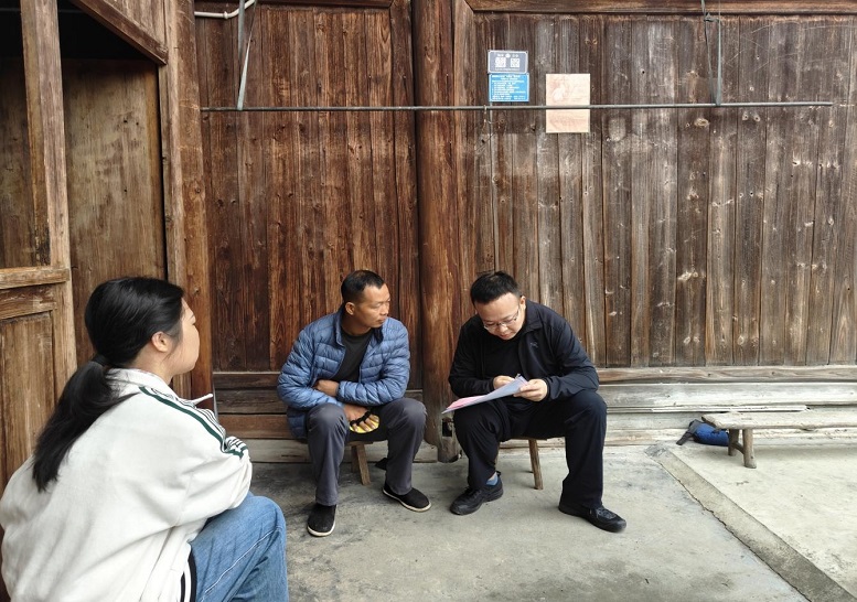 肖晨走訪脫貧監(jiān)測戶，宣傳政策。（錦屏縣委組織部供圖）.jpeg