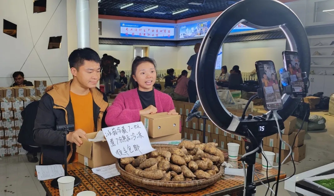 沿江鄉(xiāng)鎮(zhèn)探索直播帶貨。.jpg