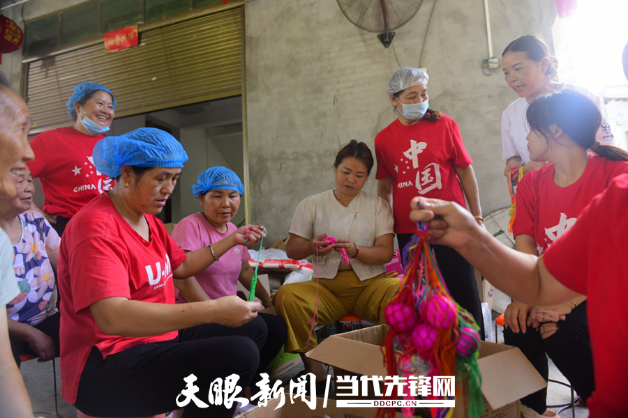 7月3日，首批救援队伍返程，忠诚镇安乐村一组的“村超”拉拉队员自发凑钱准备红鸡蛋和糯米饭，准备给英雄们送去。.jpg