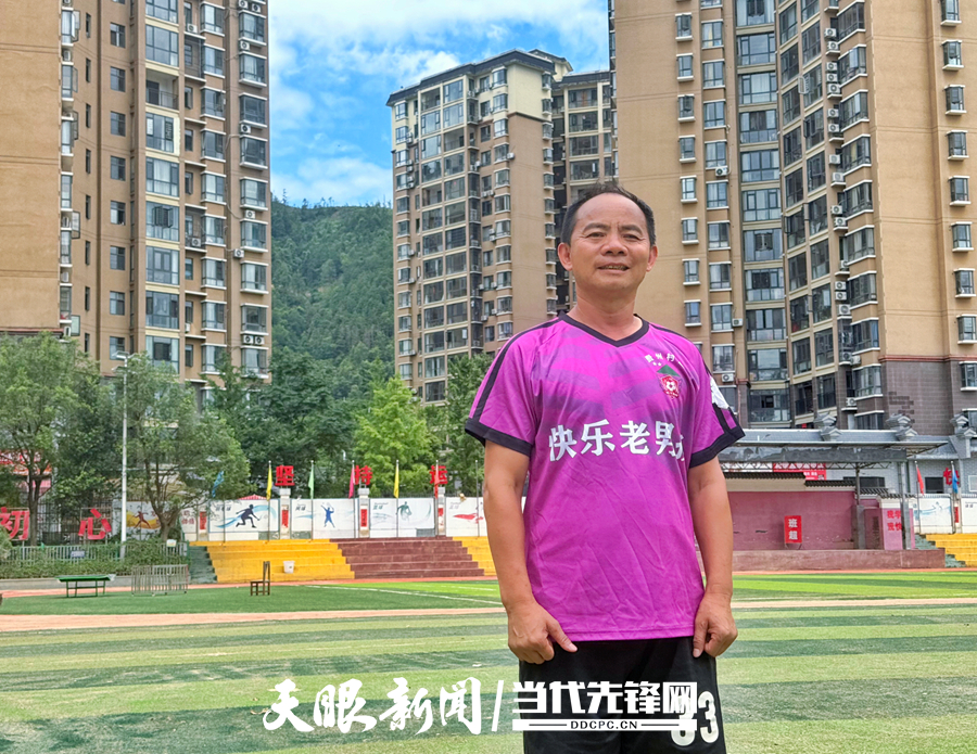 灾后清淤，杨亚江坚持不铲除足球场的草皮，想给孩子们一片绿茵的小惊喜。 .jpg