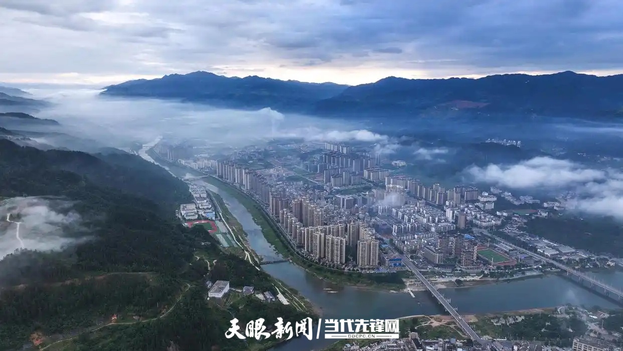 2024年7月20日，榕江县城及“村超”球场（右下角）（无人机照片）。新华社 图.jpg
