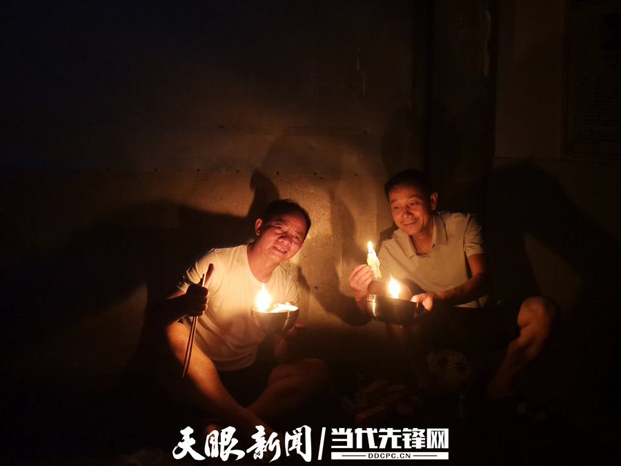 杨亚江和三个同事被困在学校，自制油灯微弱的光点亮了希望与力量。（受访者供图）.jpg