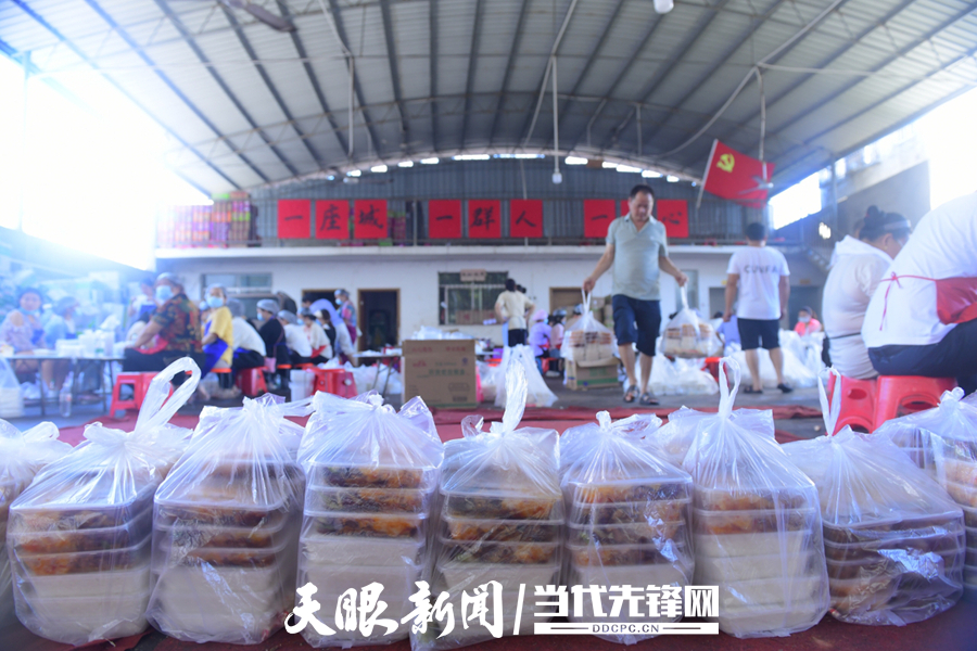 7月3日，饭点将至，忠诚镇忠诚村合约食堂准备送出盒饭。.jpg