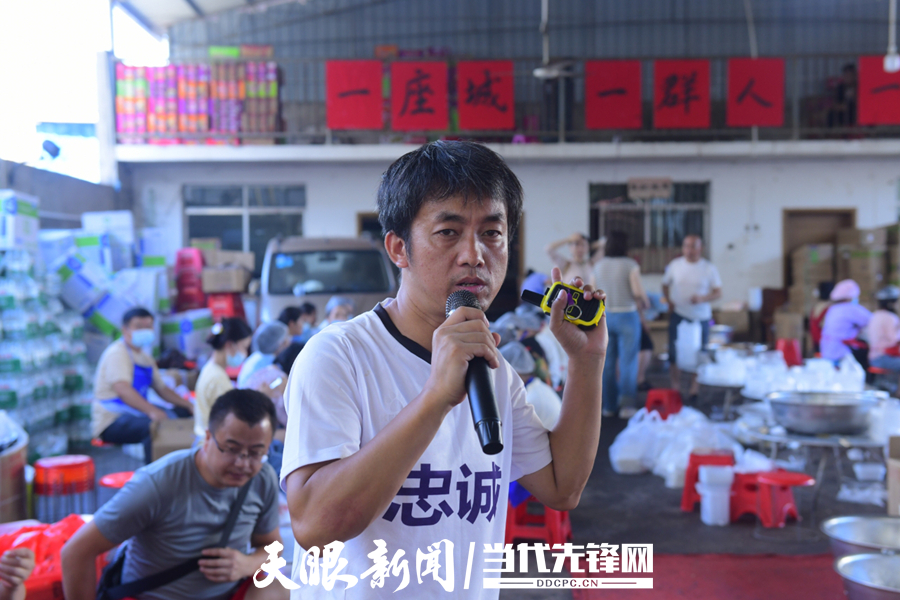 杨胜涛在灾后第一时间将忠诚镇作为战略大后方，每天在食堂安排调度，为前线准备饭菜。.jpg