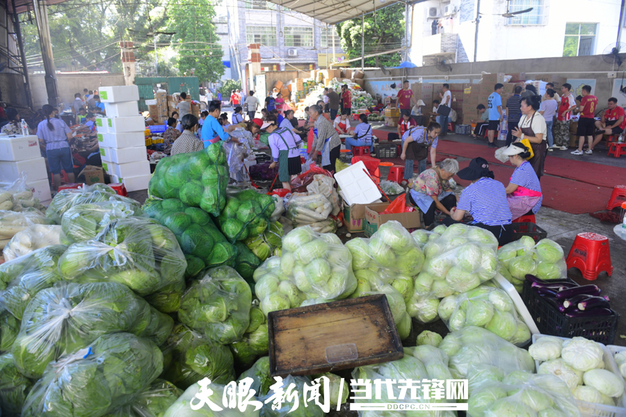 7月3日，忠诚镇忠诚村合约食堂堆满了各地送来的爱心物资，村民自发有序地为抗灾一线准备饭菜。.jpg