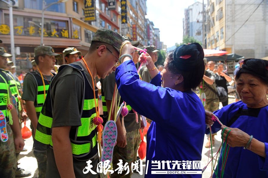 群众现场为救援队伍挂上寓意美好祝愿的红鸡蛋和鞋垫。.jpg