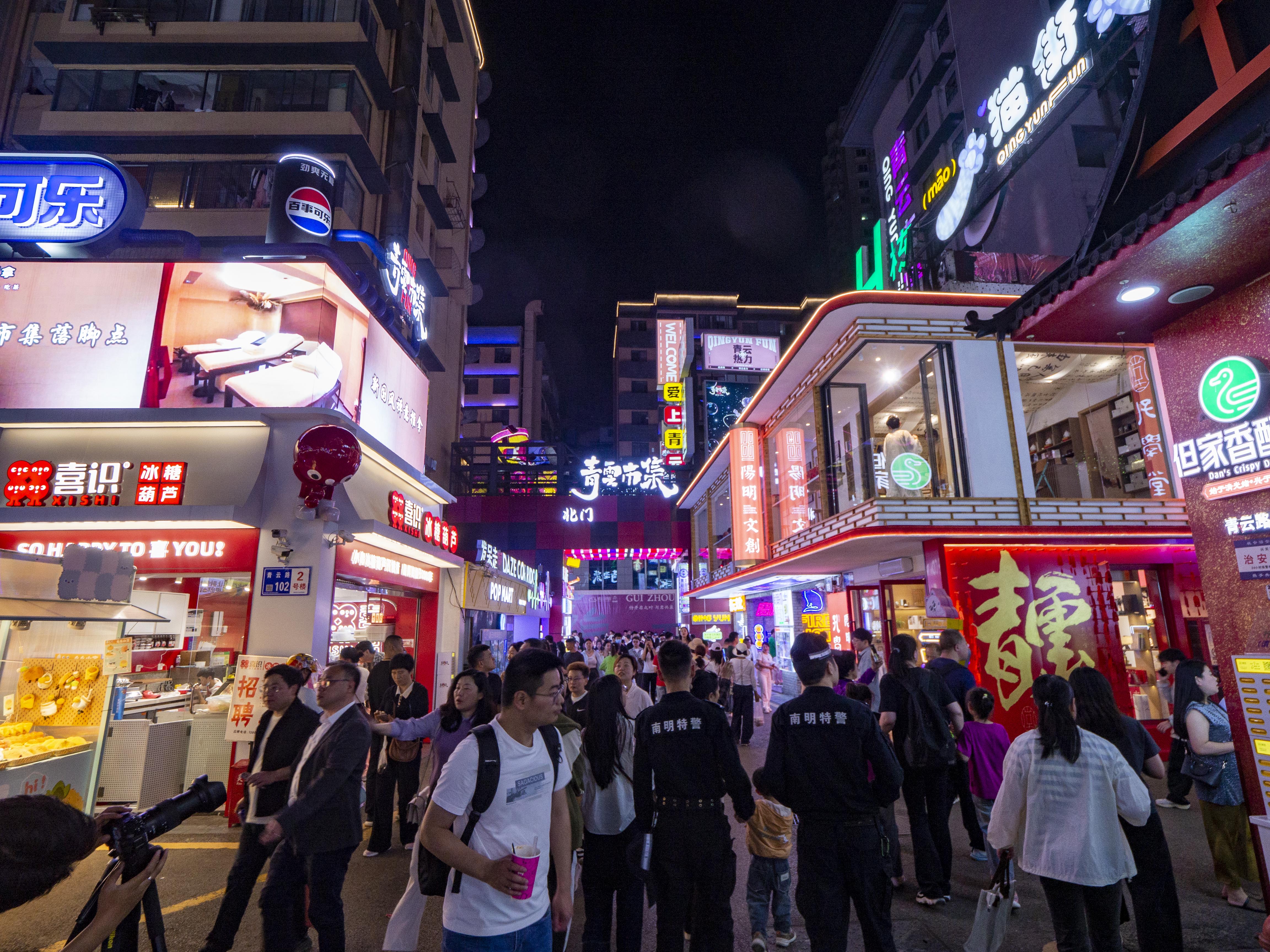 青云市集夜晚游人如织 余军摄影.jpg
