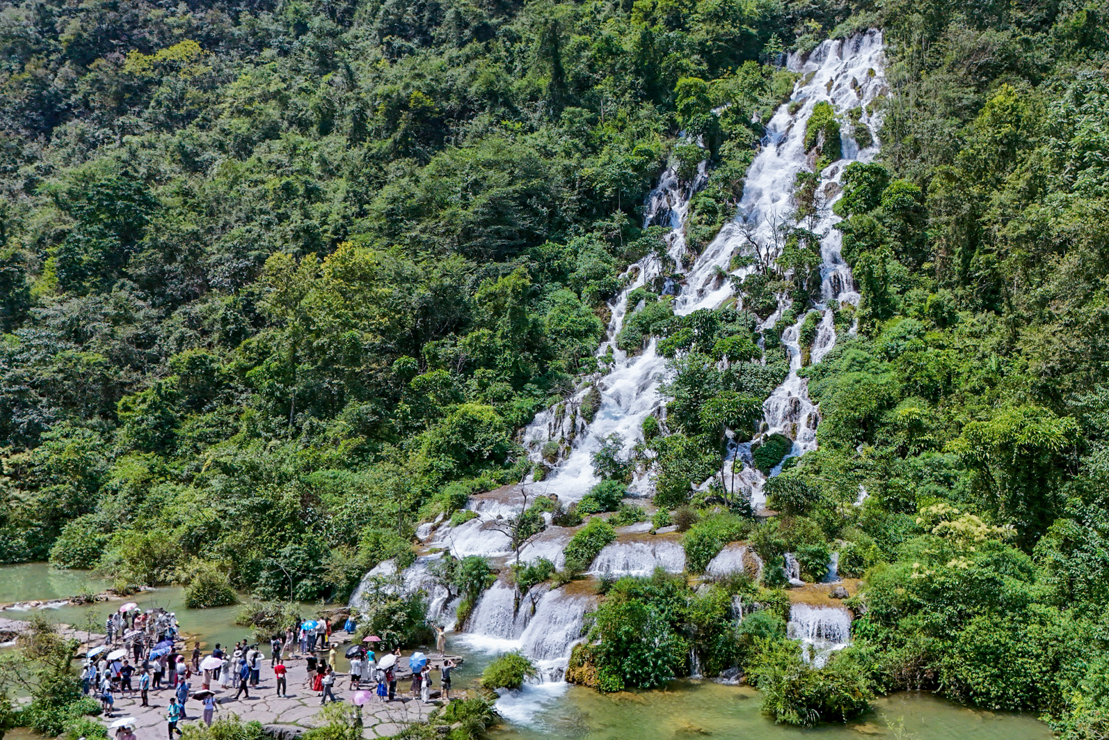 游客在小七孔景區(qū)翠谷瀑布打卡.jpg