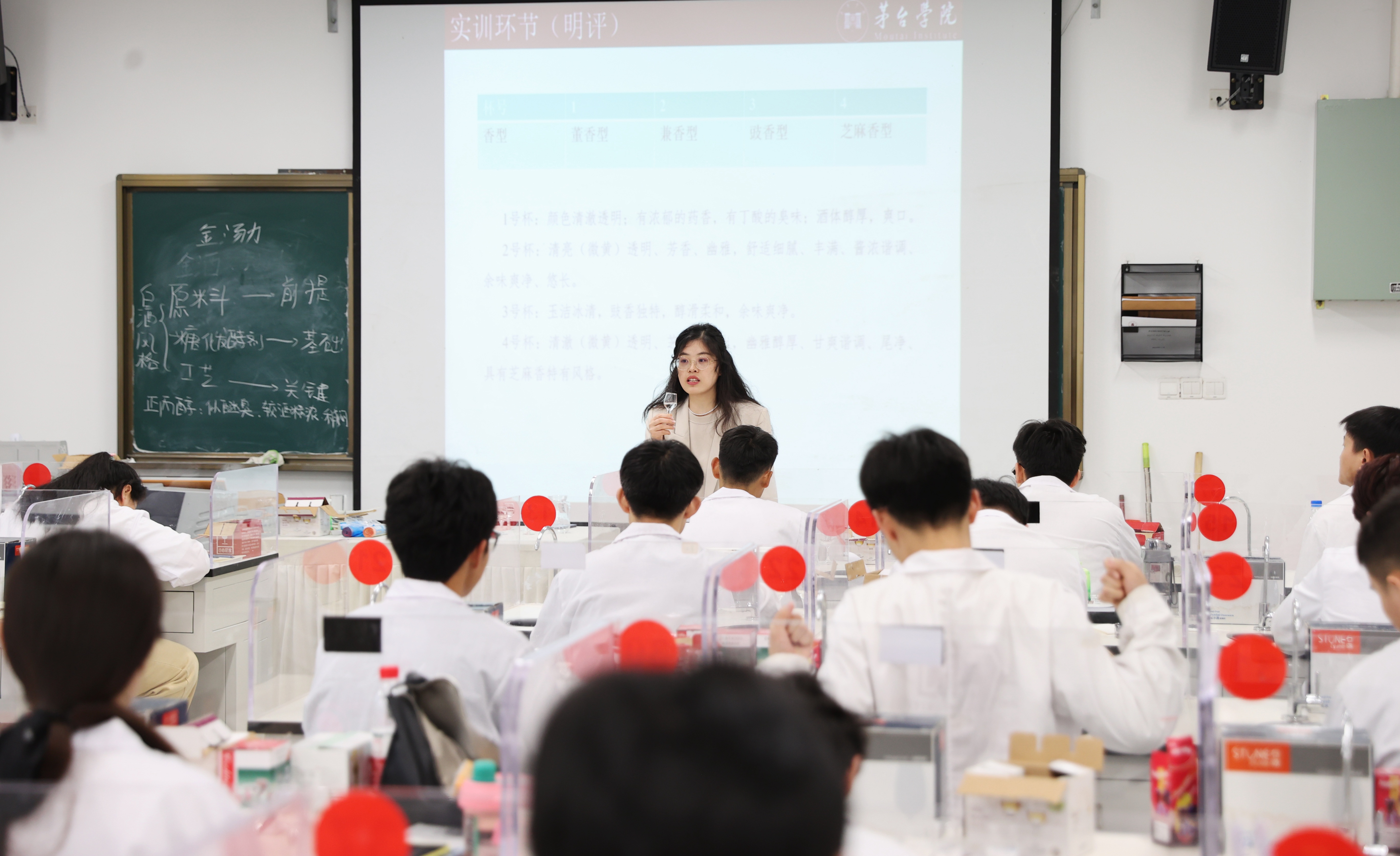 A77I7873茅臺學(xué)院釀酒工程系學(xué)生認(rèn)真聽講白酒風(fēng)味與品評課程。張凱 攝.JPG