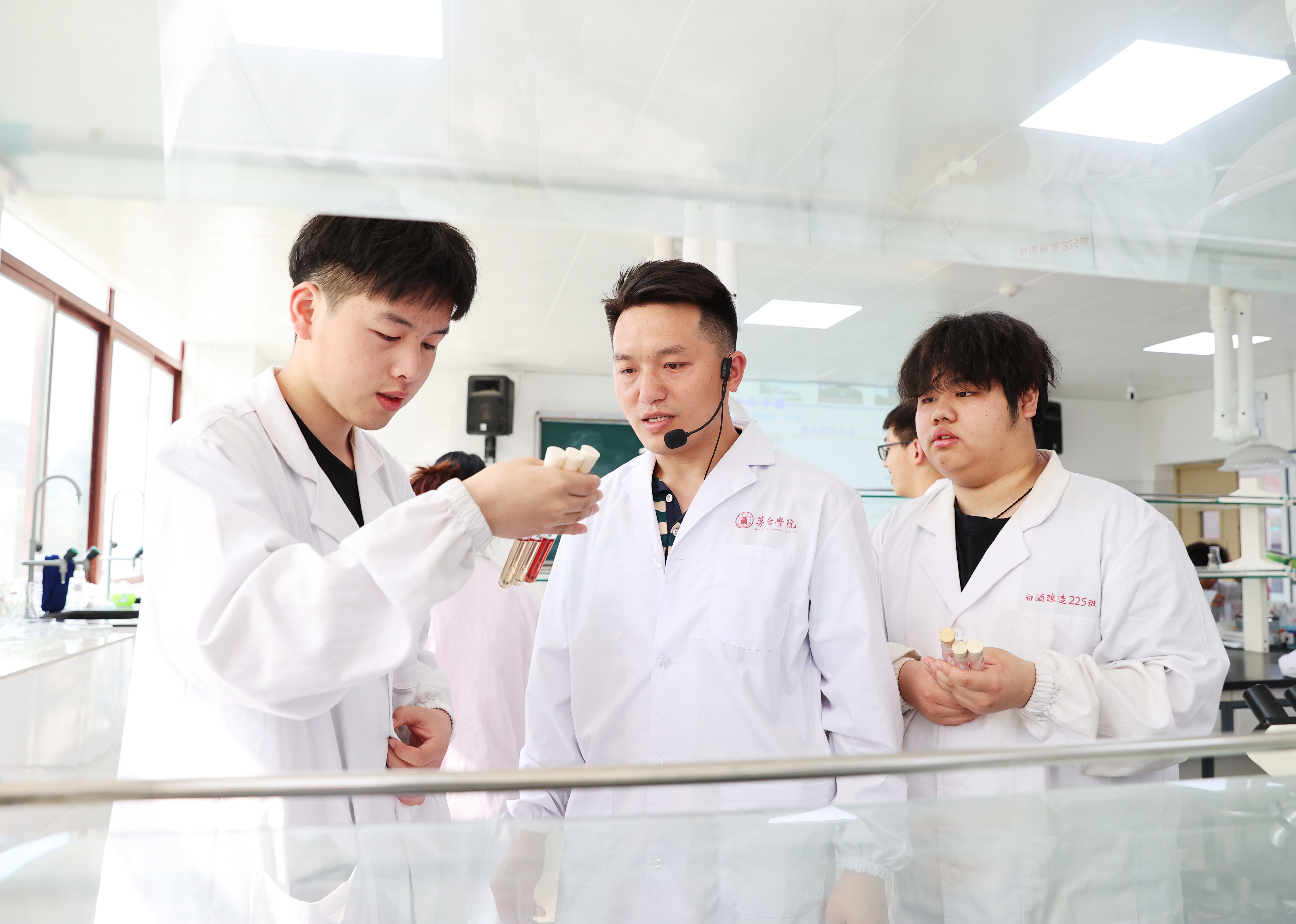 A77I7730茅臺學(xué)院釀酒工程系學(xué)生在進(jìn)行微生物學(xué)實(shí)驗(yàn)。張凱 攝.JPG