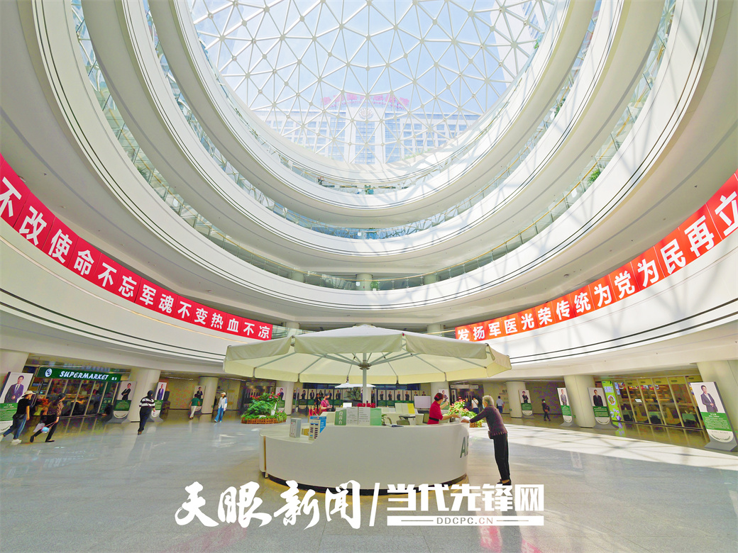 貴黔醫(yī)院門診大廳一站式服務(wù)中心.JPG