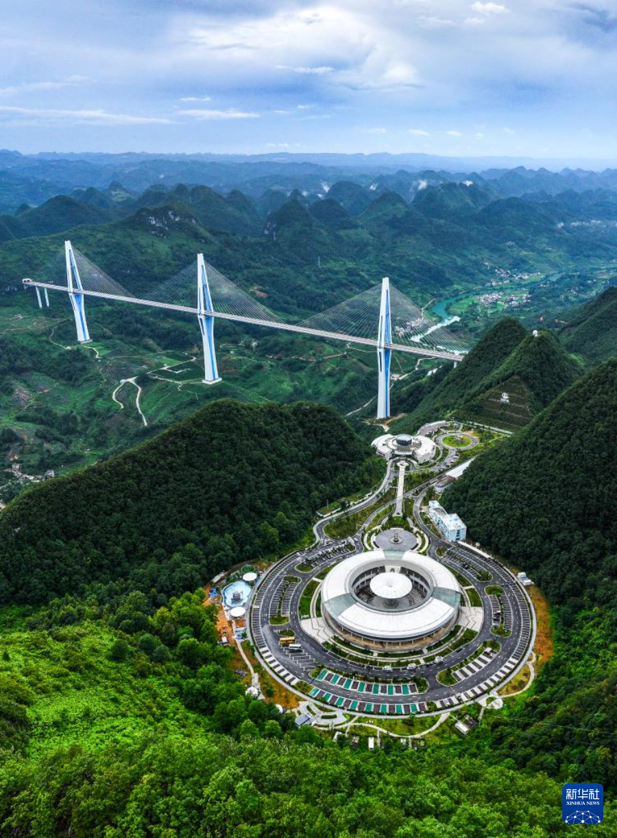 ?這是7月10日拍攝的貴州省平塘縣“天空之橋”服務(wù)區(qū)和平塘特大橋（無人機(jī)照片）。.jpg