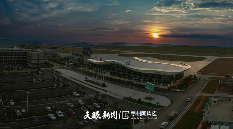 891737-7月7日航拍的铜仁德江机场日出时分的景色。.jpg