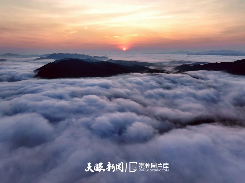 891588-2025年7月7日，鸟瞰贵州省黔东南苗族侗族自治州锦屏县钟灵乡日出云海景观（无人机照片）。.jpg