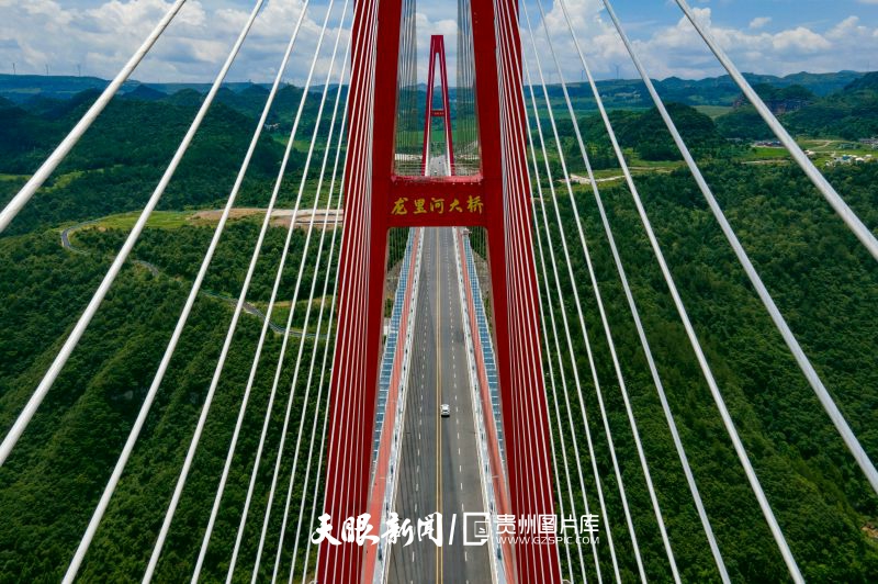 892009-2025年7月8日，拍摄的位于贵州省黔南布依族苗族自治州龙里县境内的龙里河大桥。.jpg