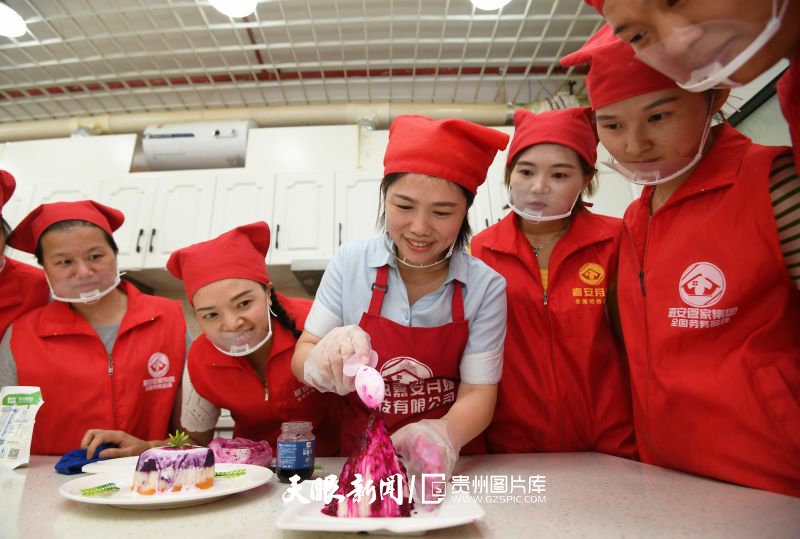 892097-7月8日，贵阳市南明区嘉安月嫂科技有限公司的职业培训教员正在指导学员们制作月子餐餐后甜点。.jpg