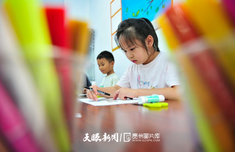 892953-2025年7月12日，学生在贵州省黔东南苗族侗族自治州从江县一家艺术中心学习手工。.jpg