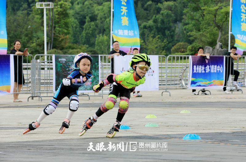 893018-2025年7月12日，小朋友在贵州省黔东南苗族侗族自治州施秉县参加轮滑比赛。.jpg