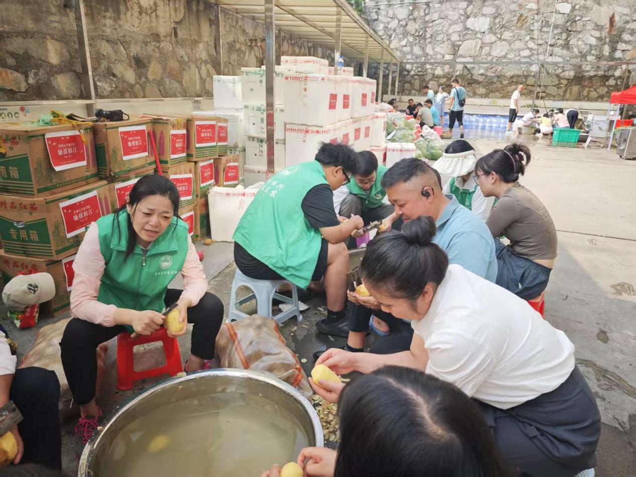 貴州大學(xué)農(nóng)學(xué)院蔬菜產(chǎn)業(yè)團(tuán)隊(duì)的師生們?yōu)榍熬€救災(zāi)人員準(zhǔn)備盒飯.jpg