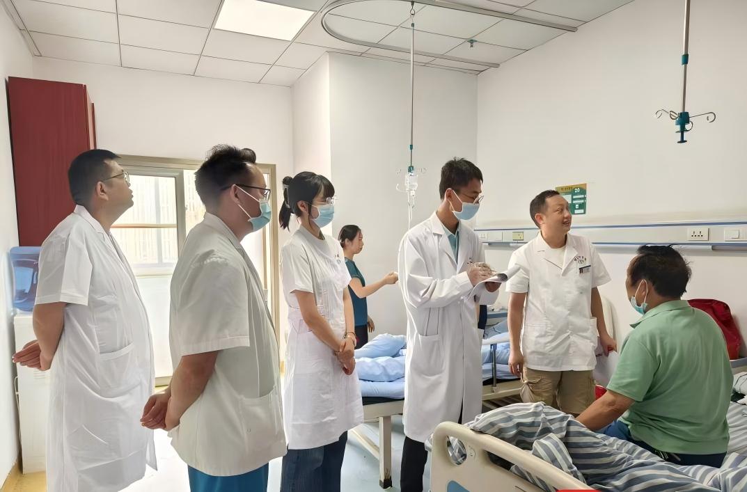 在榕江縣中醫(yī)院，南京中醫(yī)藥大學(xué)支教團(tuán)成員王自善、孫倩文參與醫(yī)療救治工作(1).jpg