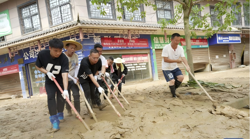林進(jìn)標(biāo)在榕江一中附近參與災(zāi)后清淤。(1).png