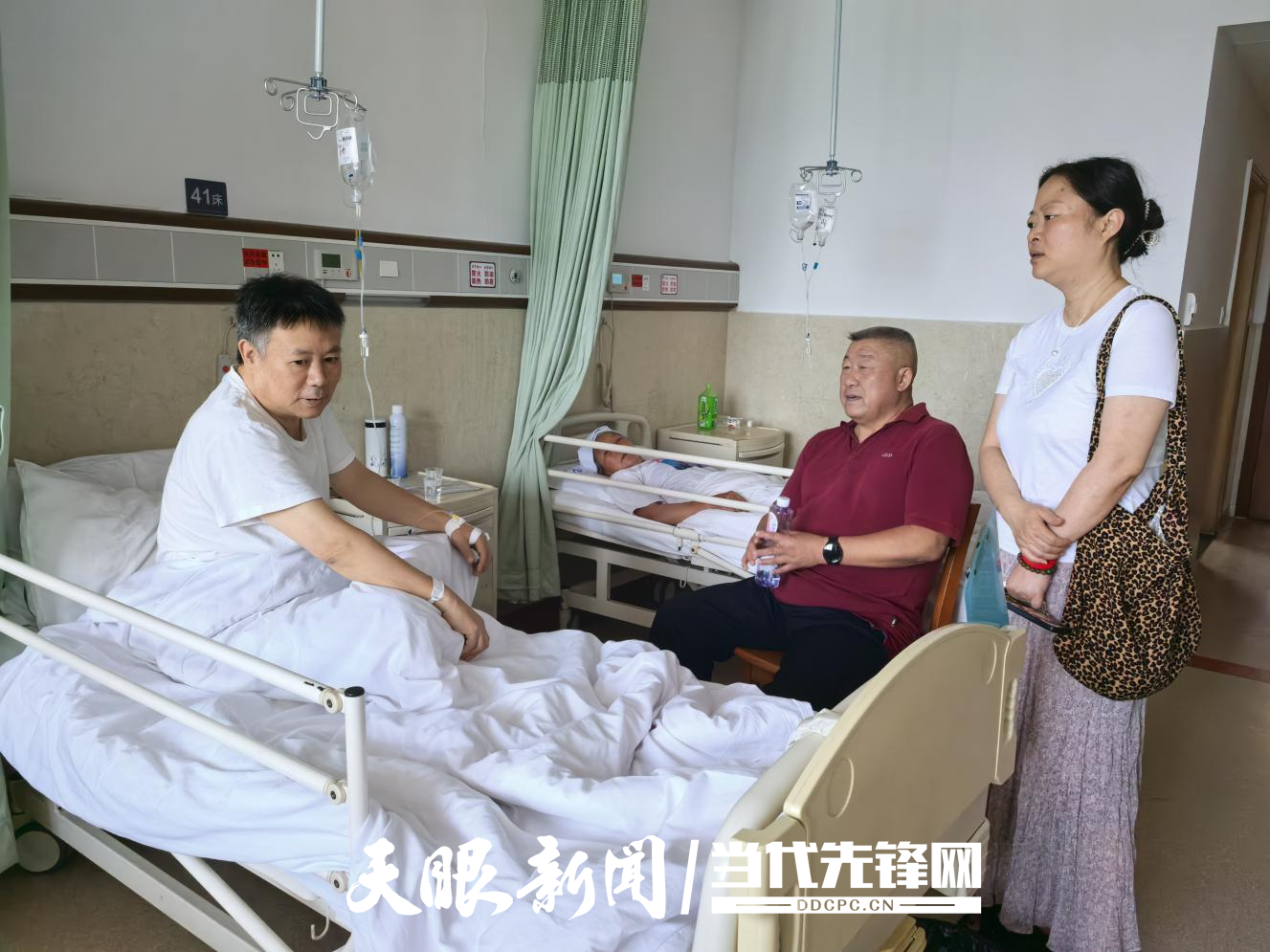遵義市公安局慰問(wèn)生病退休干部.png
