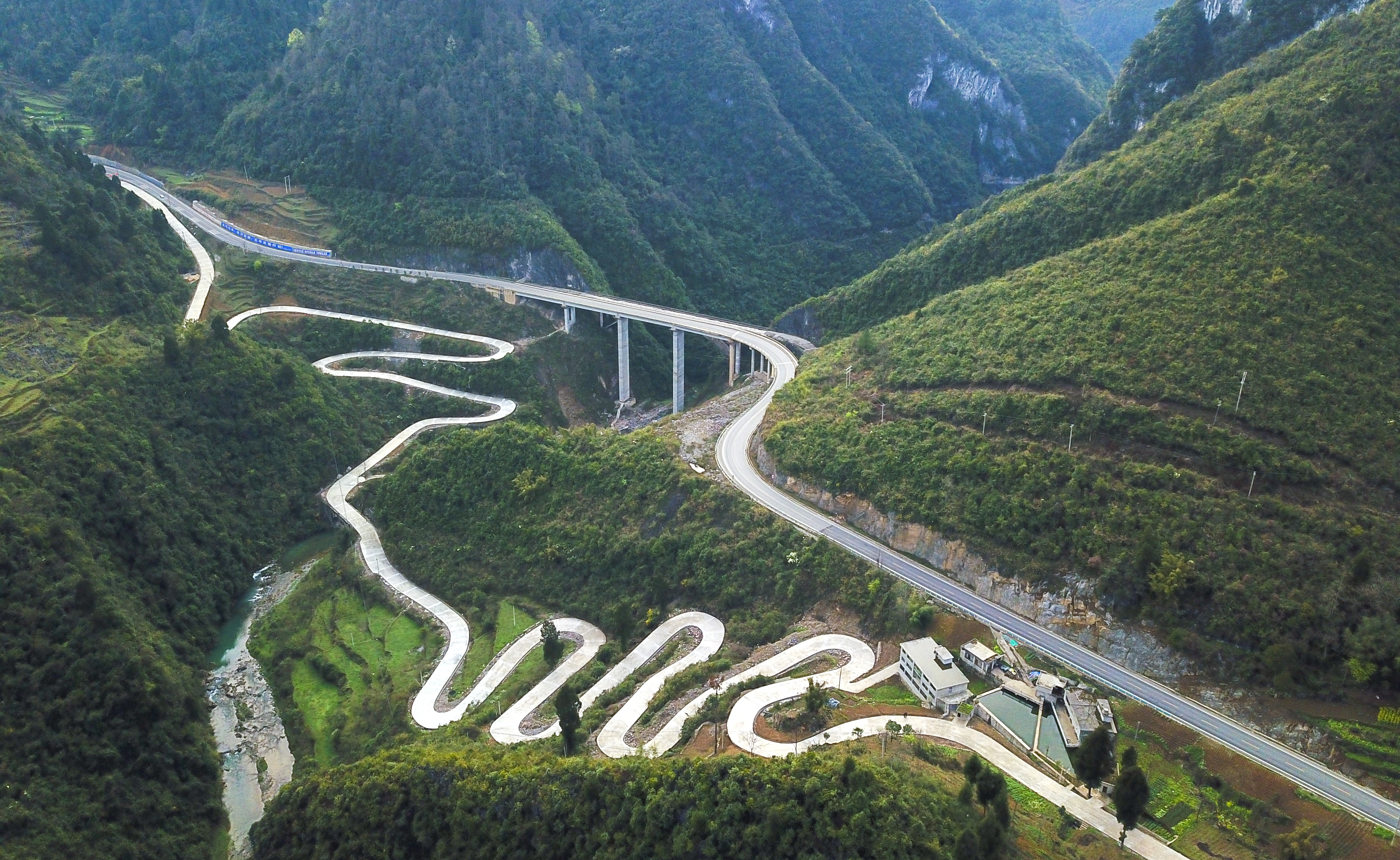 DJI_0128  2018年3月20日  務(wù)川至鳳岡二級公路 共青橋  銀蛇舞動  田東攝.jpg