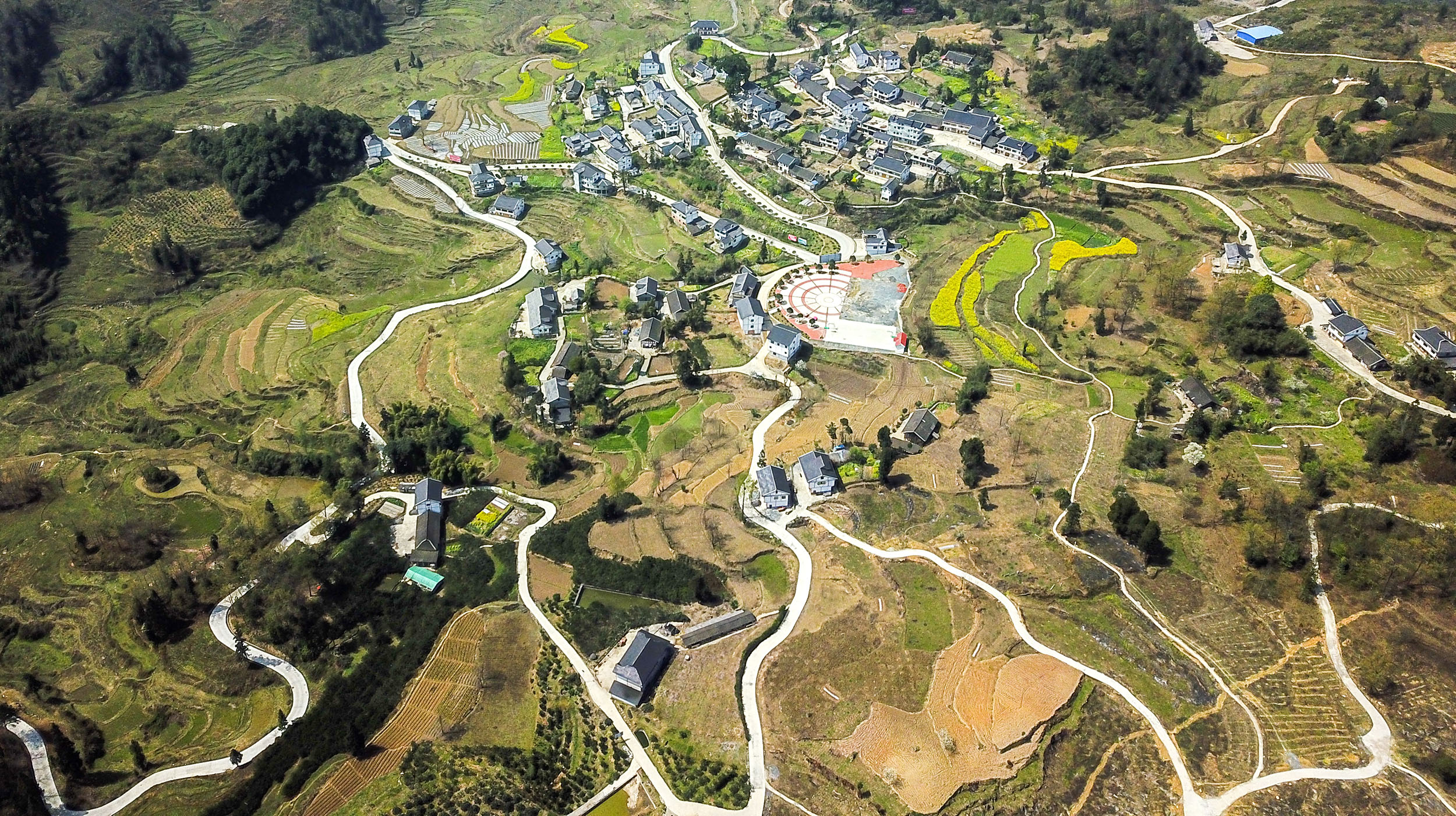 務(wù)川自治縣紅絲鄉(xiāng)先進(jìn)村“組組通”公路  田東攝.jpg