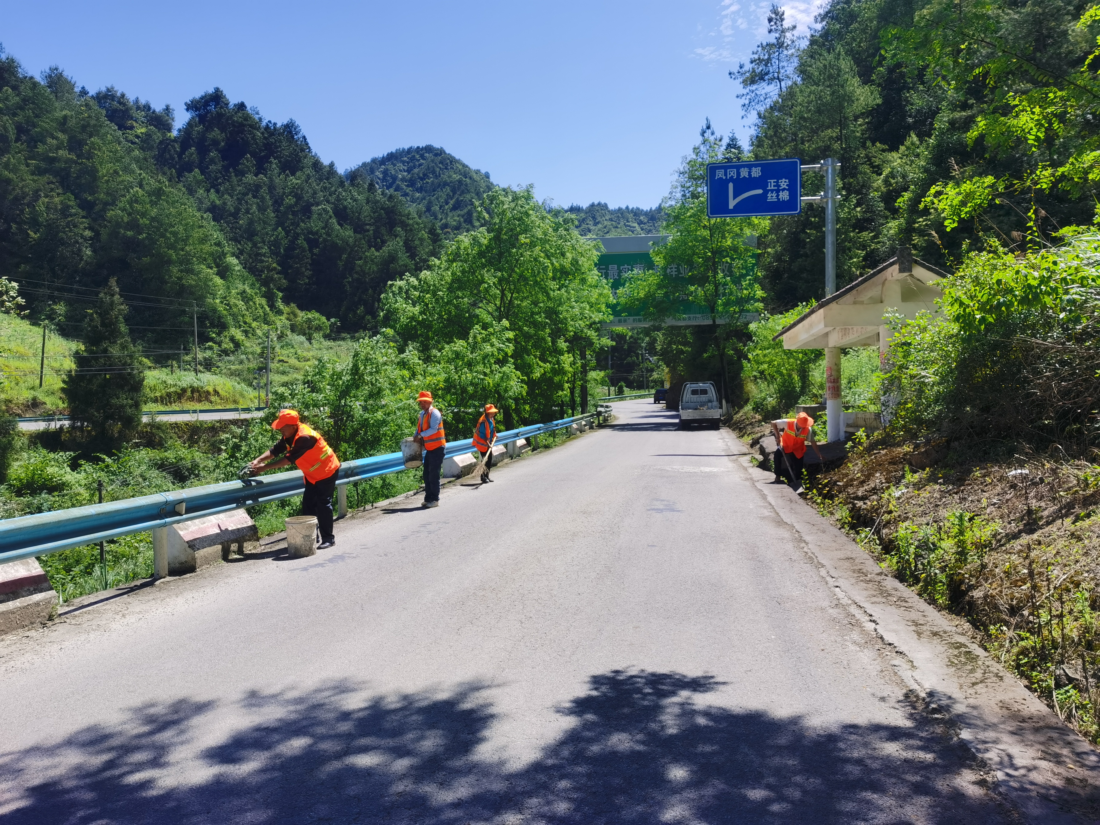 下沉的公路管護(hù)員對公路環(huán)境進(jìn)行維護(hù)。.jpg