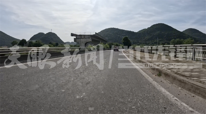 貴安大道經102省道往貴黃公路方向，路邊有一座建了一半的高架橋.png