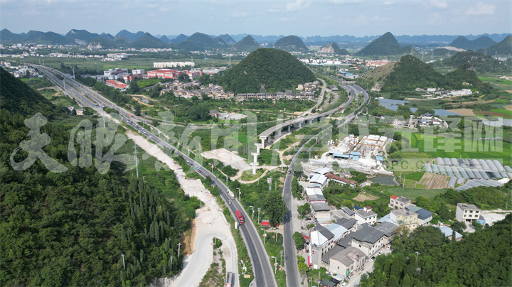 貴安大道與貴黃公路連接線，右側道路為平壩往貴安方向，中間為貴安往平壩方向未完工高架橋.jpg