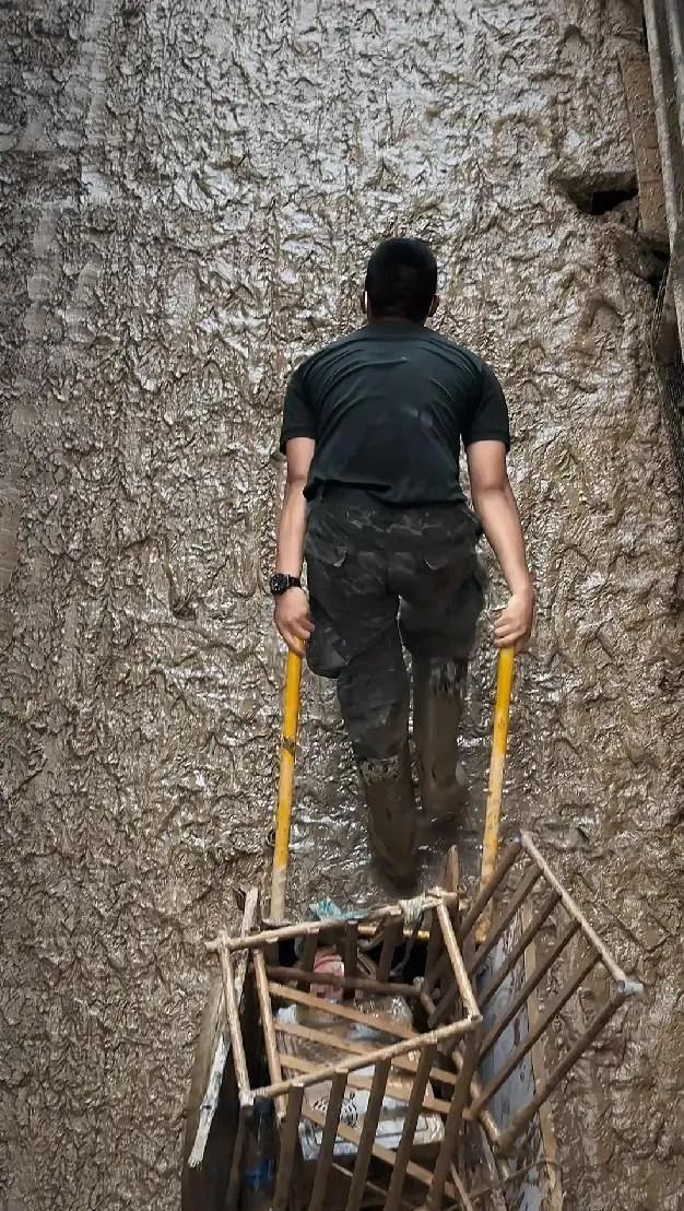 17534841739254.jpg 感动全网的“中国脊梁”。.jpg