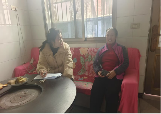 姚芷涵（左）走訪群眾.png