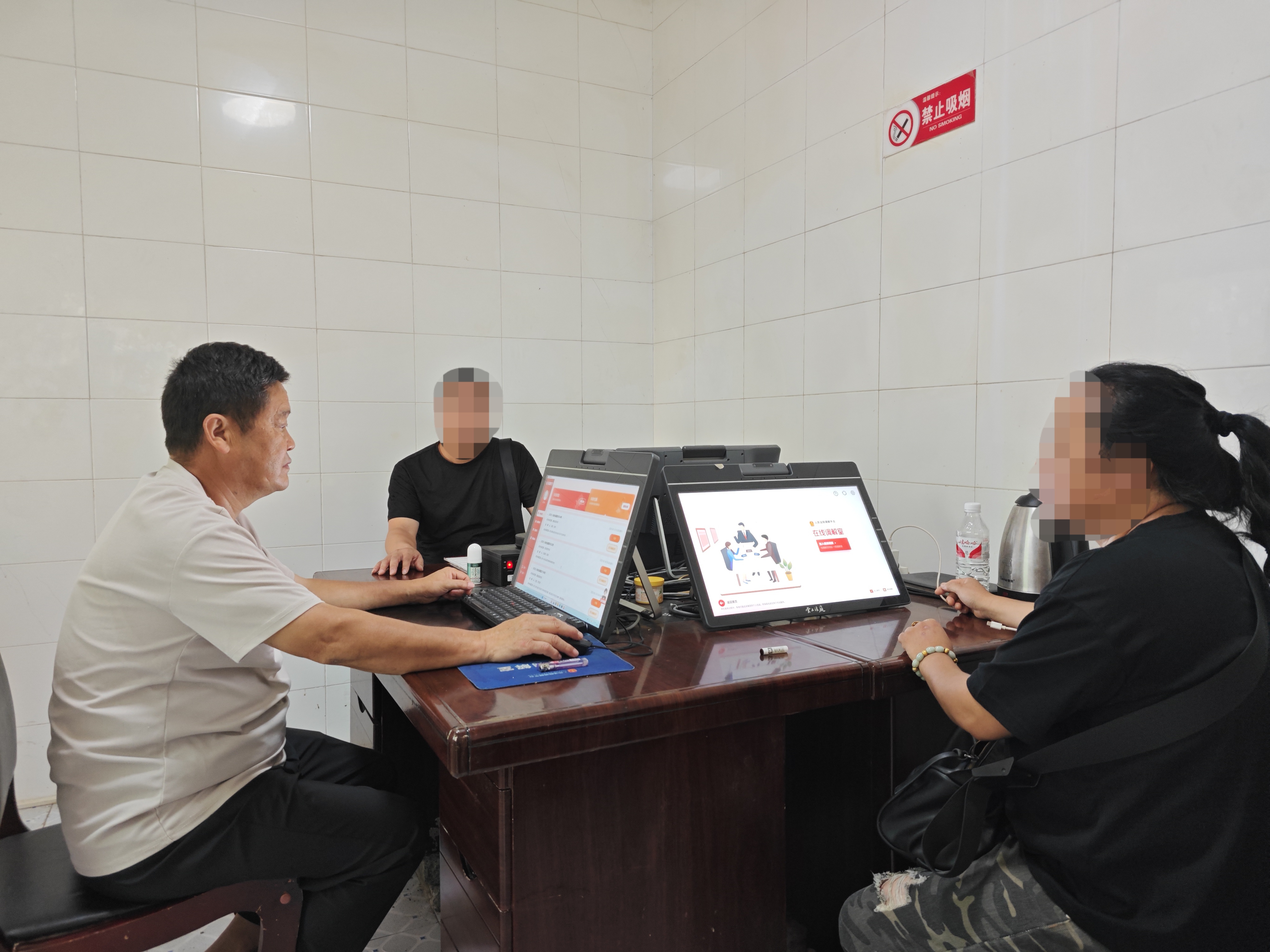 百興人民法庭“銀齡調(diào)解”工作室現(xiàn)場解紛.jpeg