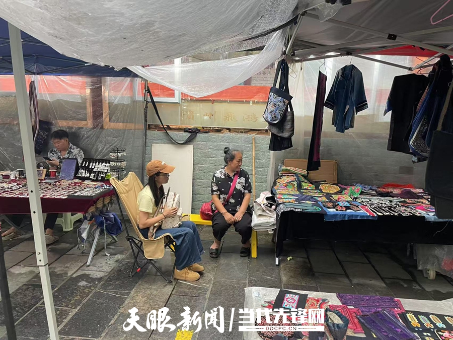 調(diào)研組成員與苗族嬢嬢深度訪談。趙興燕 攝.JPG